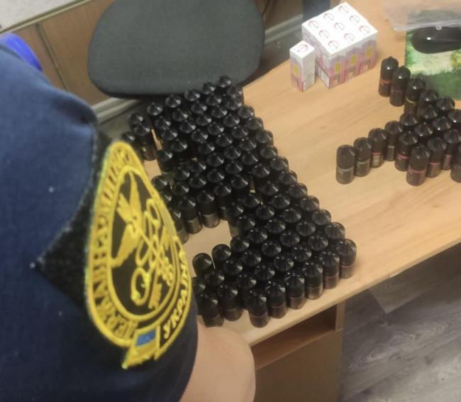 Новини Вінниці - фото з Молдовянка намагалась вивезти рідину для вейпів у коробках з-під цукерок і фарби