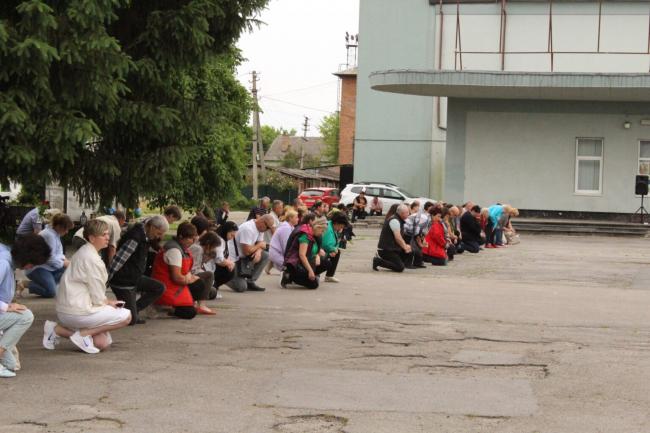 Новини Вінниці - фото з Зник на війні, а тепер — назавжди вдома: Махаринці попрощалися із Героєм Павлом Буцерогою