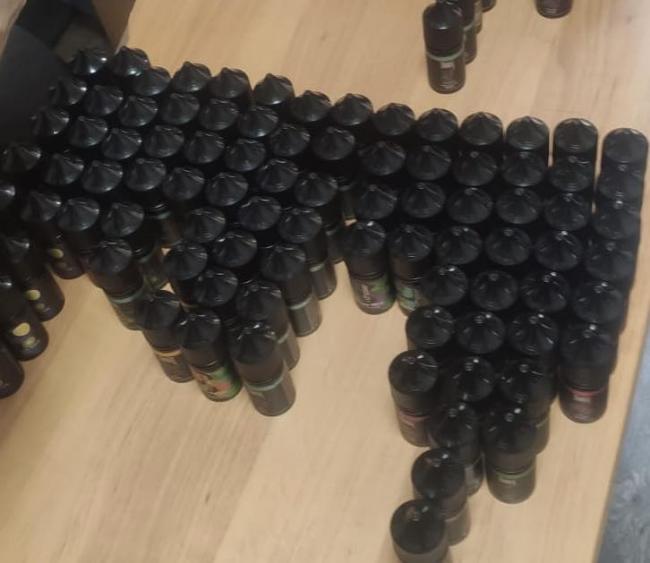 Новини Вінниці - фото з Молдовянка намагалась вивезти рідину для вейпів у коробках з-під цукерок і фарби