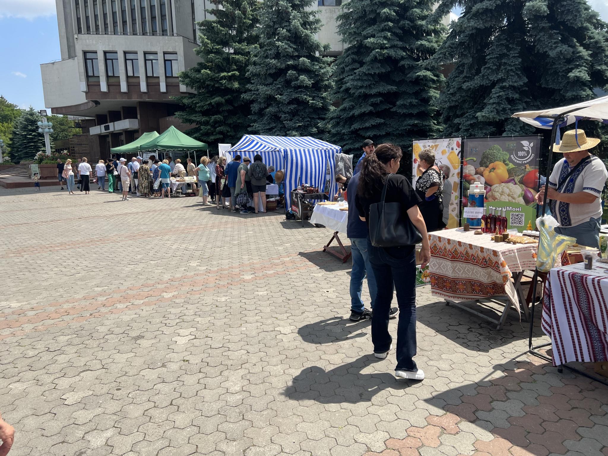 Новини Вінниці - фото з Крафтова продукція у центрі Вінниці: біля «Книжки» до Дня фермера працював ярмарок