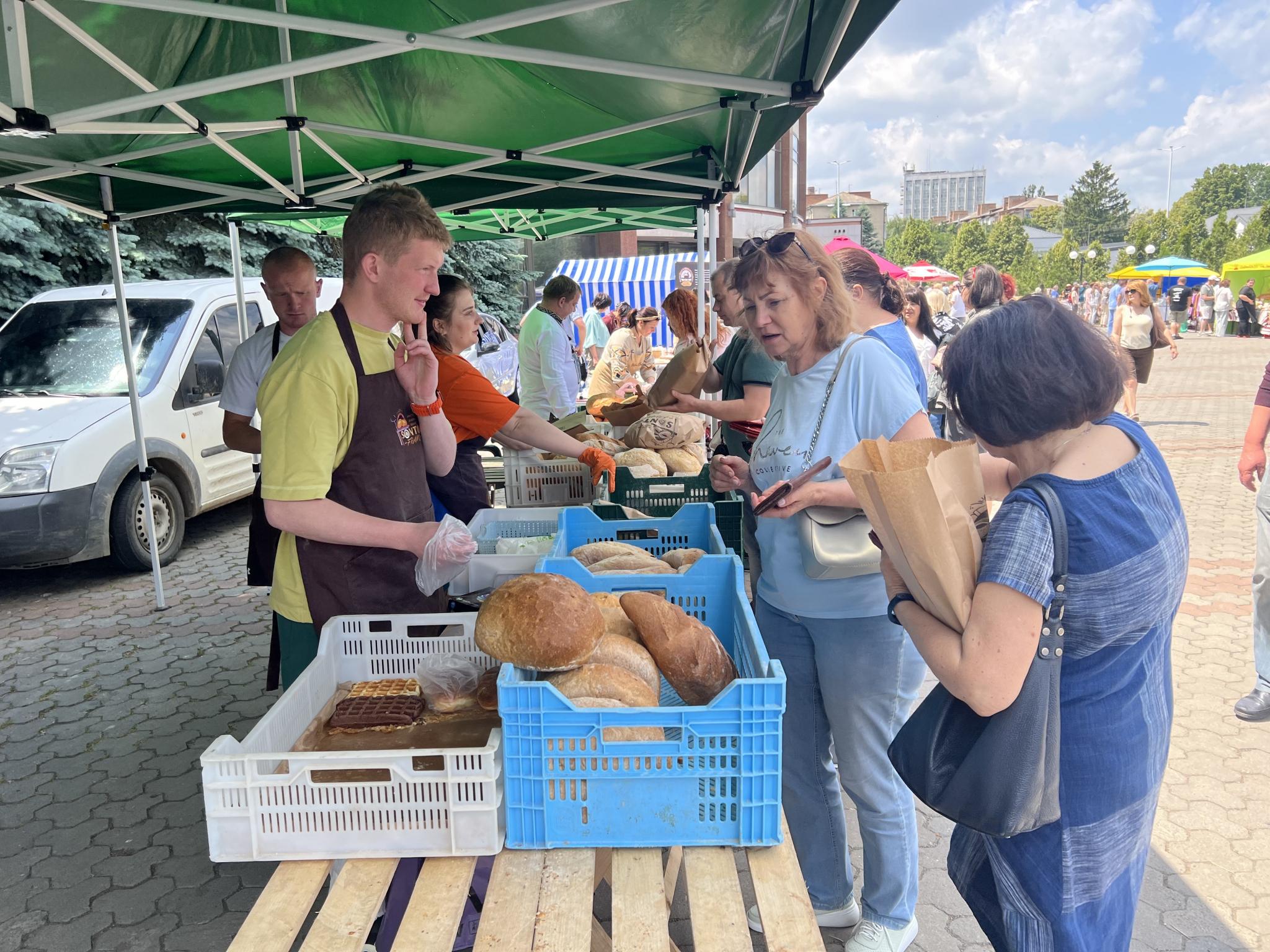 Новини Вінниці - фото з Крафтова продукція у центрі Вінниці: біля «Книжки» до Дня фермера працював ярмарок
