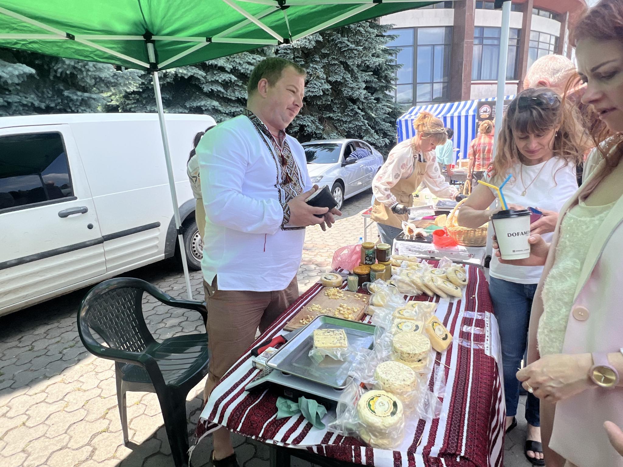 Новини Вінниці - фото з Крафтова продукція у центрі Вінниці: біля «Книжки» до Дня фермера працював ярмарок