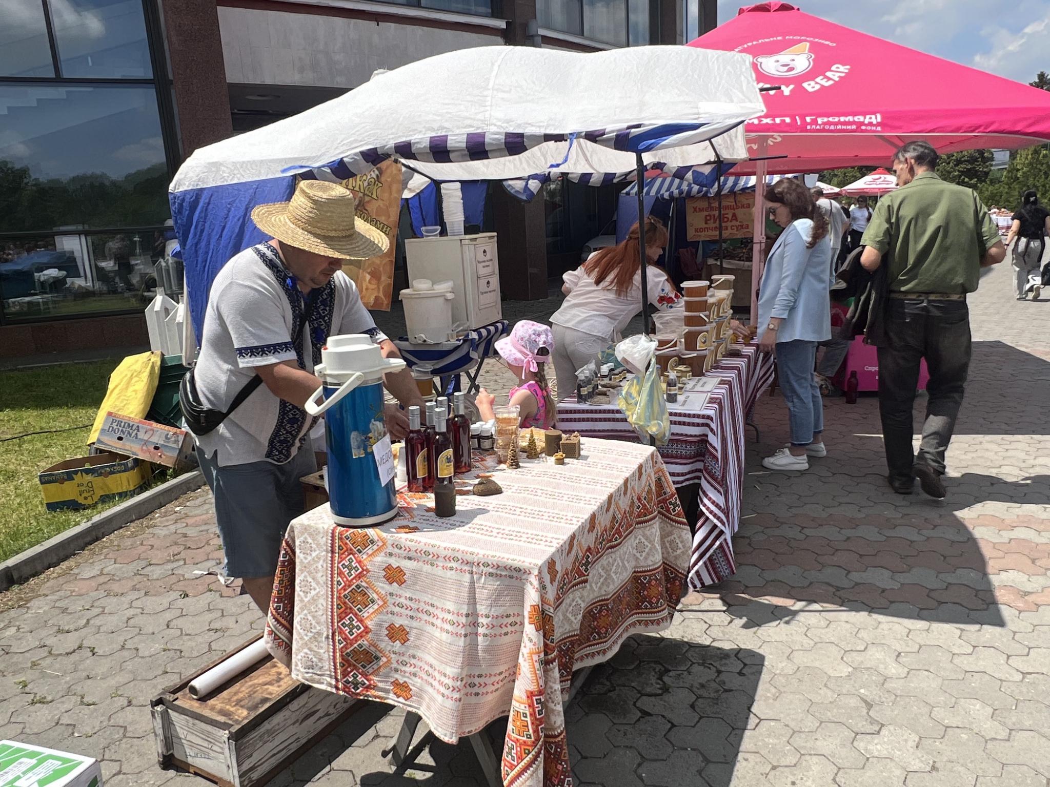 Новини Вінниці - фото з Крафтова продукція у центрі Вінниці: біля «Книжки» до Дня фермера працював ярмарок