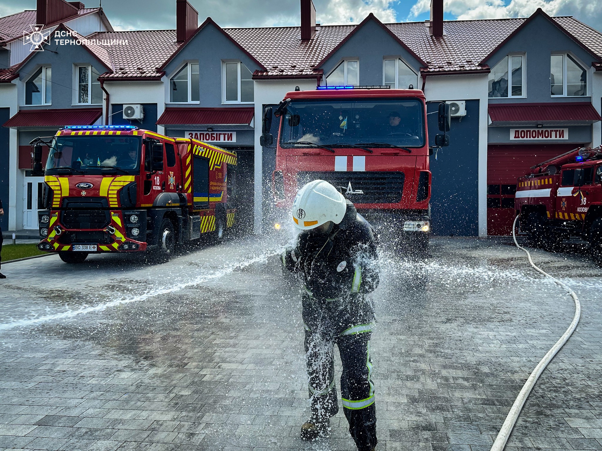 Новини Тернополя - фото з Змили попіл від сотень пожеж: в ДСНС зворушливо провели на пенсію колегу Андрія Палинського