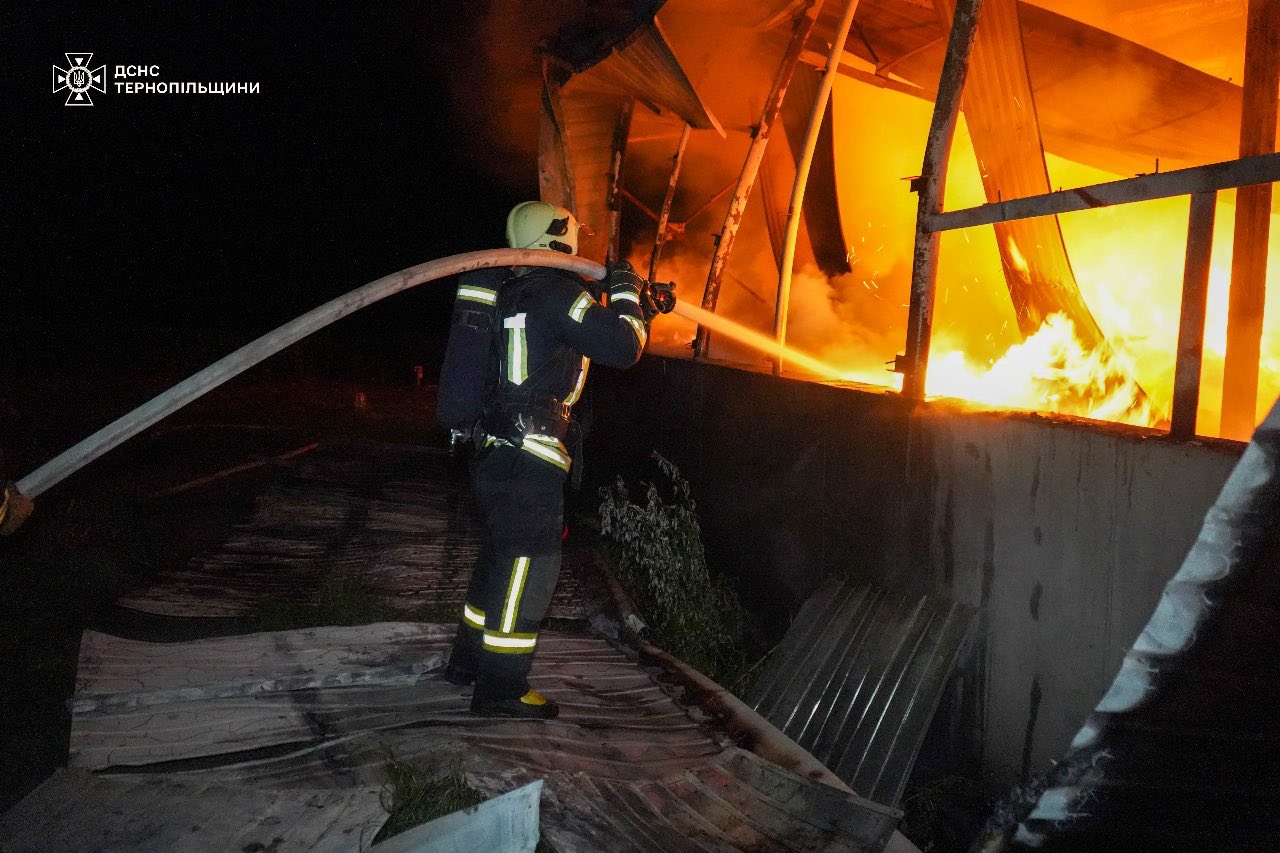 Новини Тернополя - фото з У селі неподалік Тернополя горів деревообробний цех