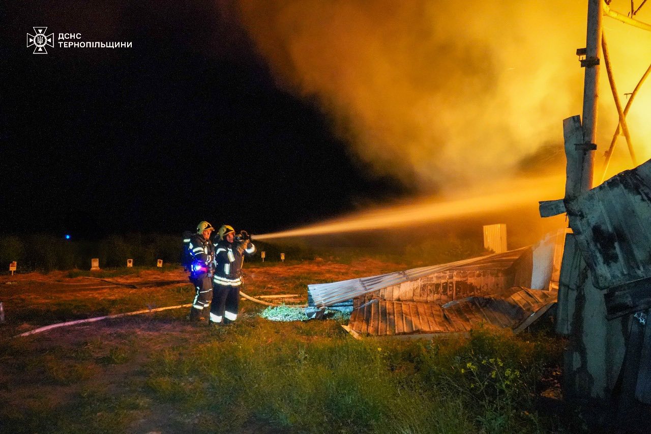 Новини Тернополя - фото з У селі неподалік Тернополя горів деревообробний цех