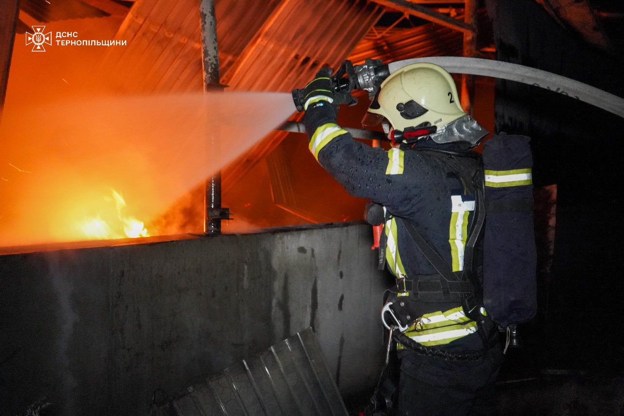 Новини Тернополя - фото з У селі неподалік Тернополя горів деревообробний цех