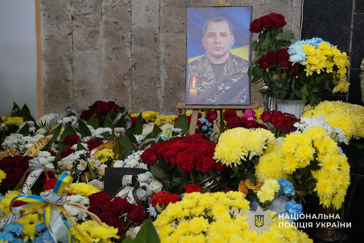 Новини Тернополя - фото з У Тернополі попрощалися із загиблим на війні поліцейським Олександром Вінічуком