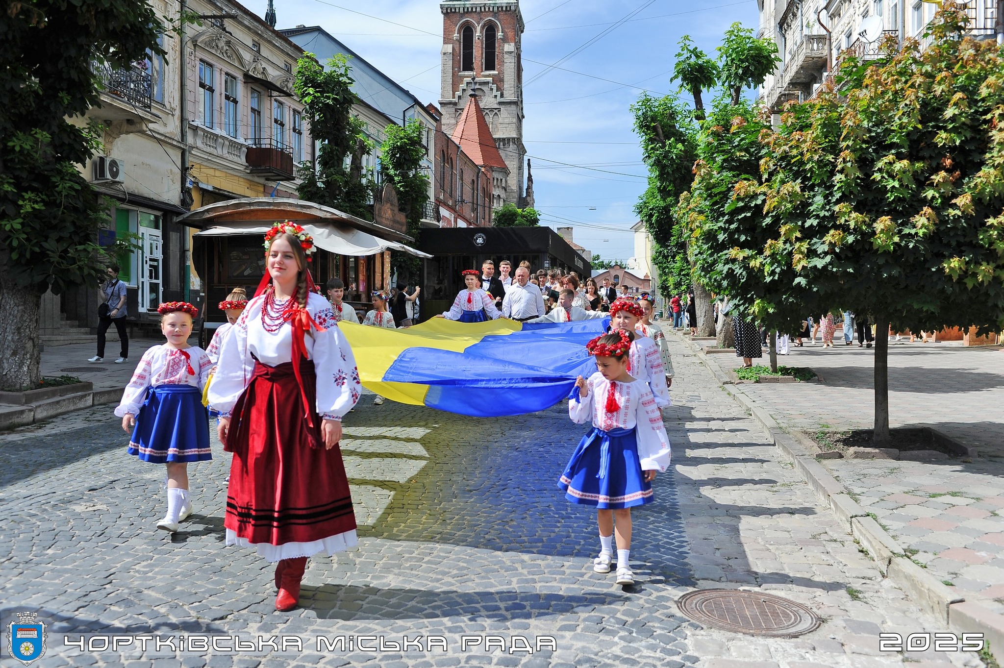 Новини Тернополя - фото з Випускний у Чорткові: дивіться зворушливе відео з урочистої ходи