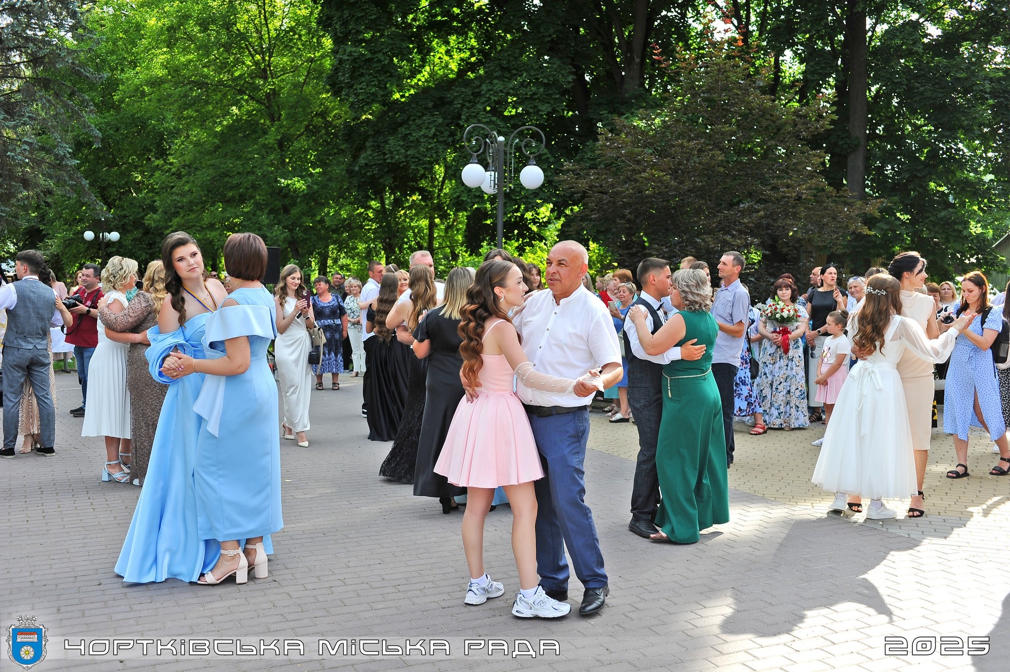 Новини Тернополя - фото з Випускний у Чорткові: дивіться зворушливе відео з урочистої ходи
