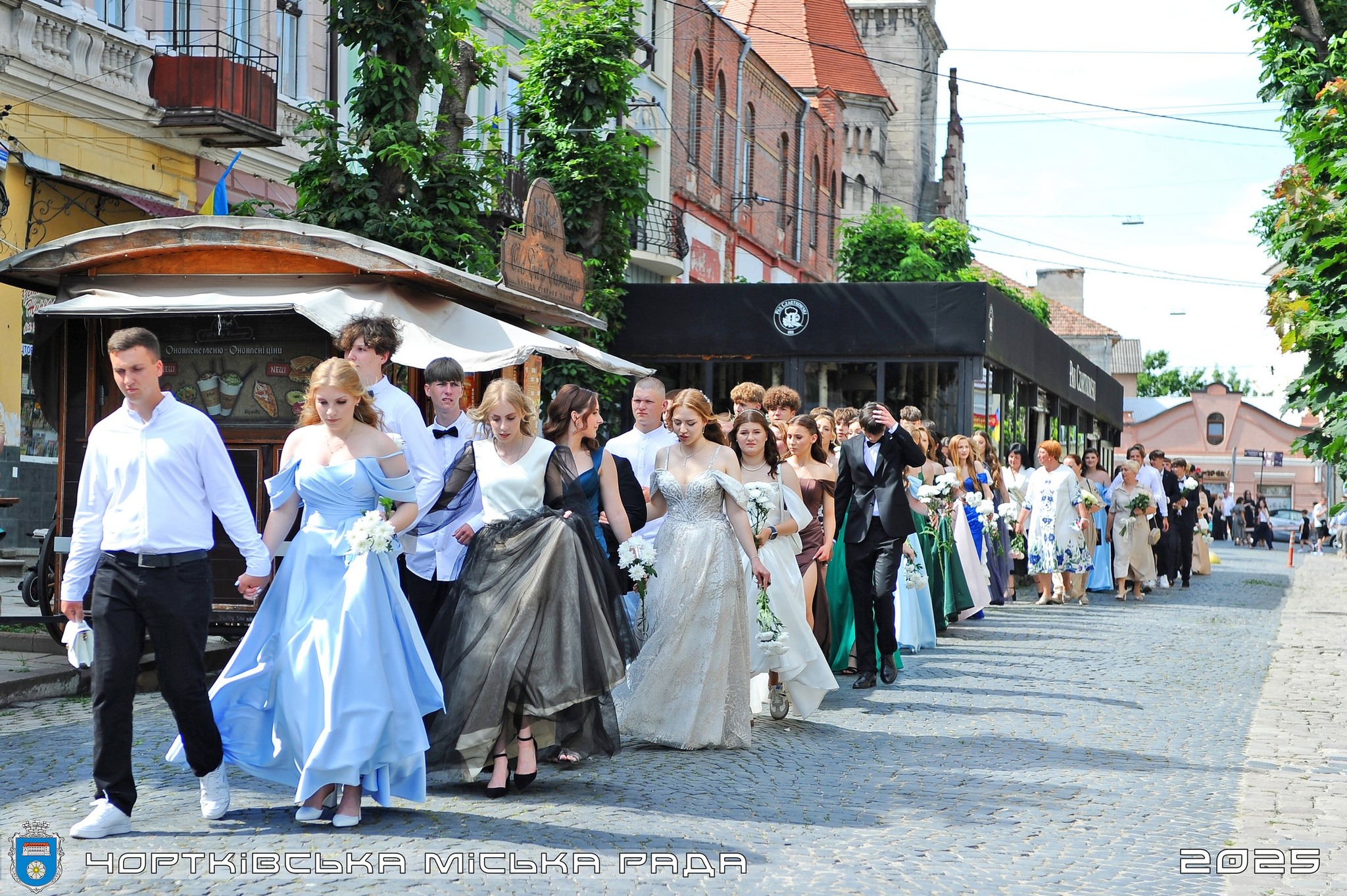 Новини Тернополя - фото з Випускний у Чорткові: дивіться зворушливе відео з урочистої ходи