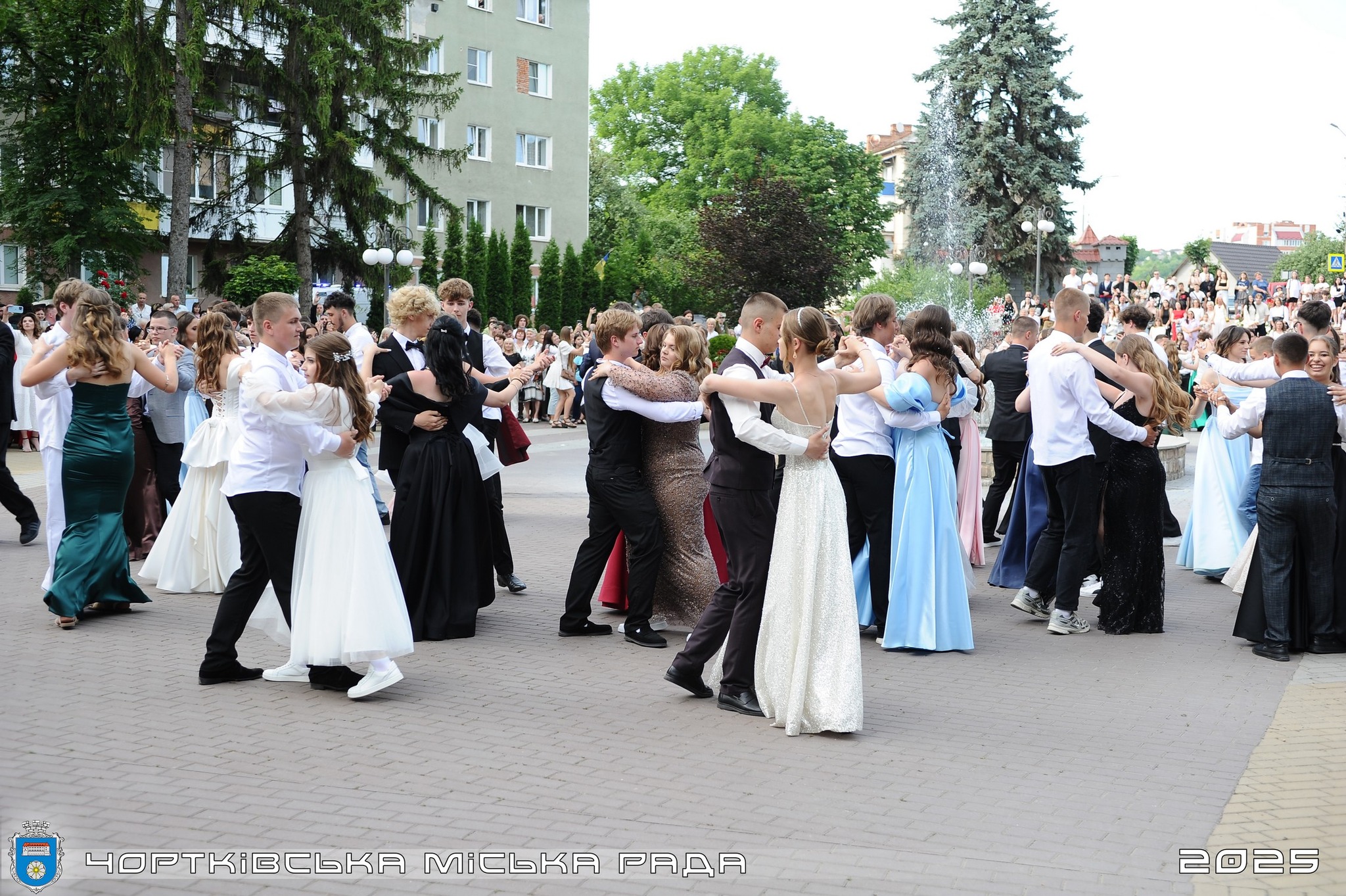 Новини Тернополя - фото з Випускний у Чорткові: дивіться зворушливе відео з урочистої ходи