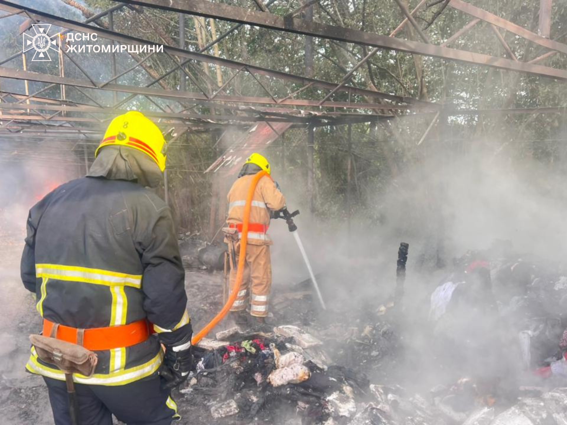 Новини Житомира - фото з На території Пугачівського психоневрологічного інтернату на Коростенщині вночі гасили пожежу