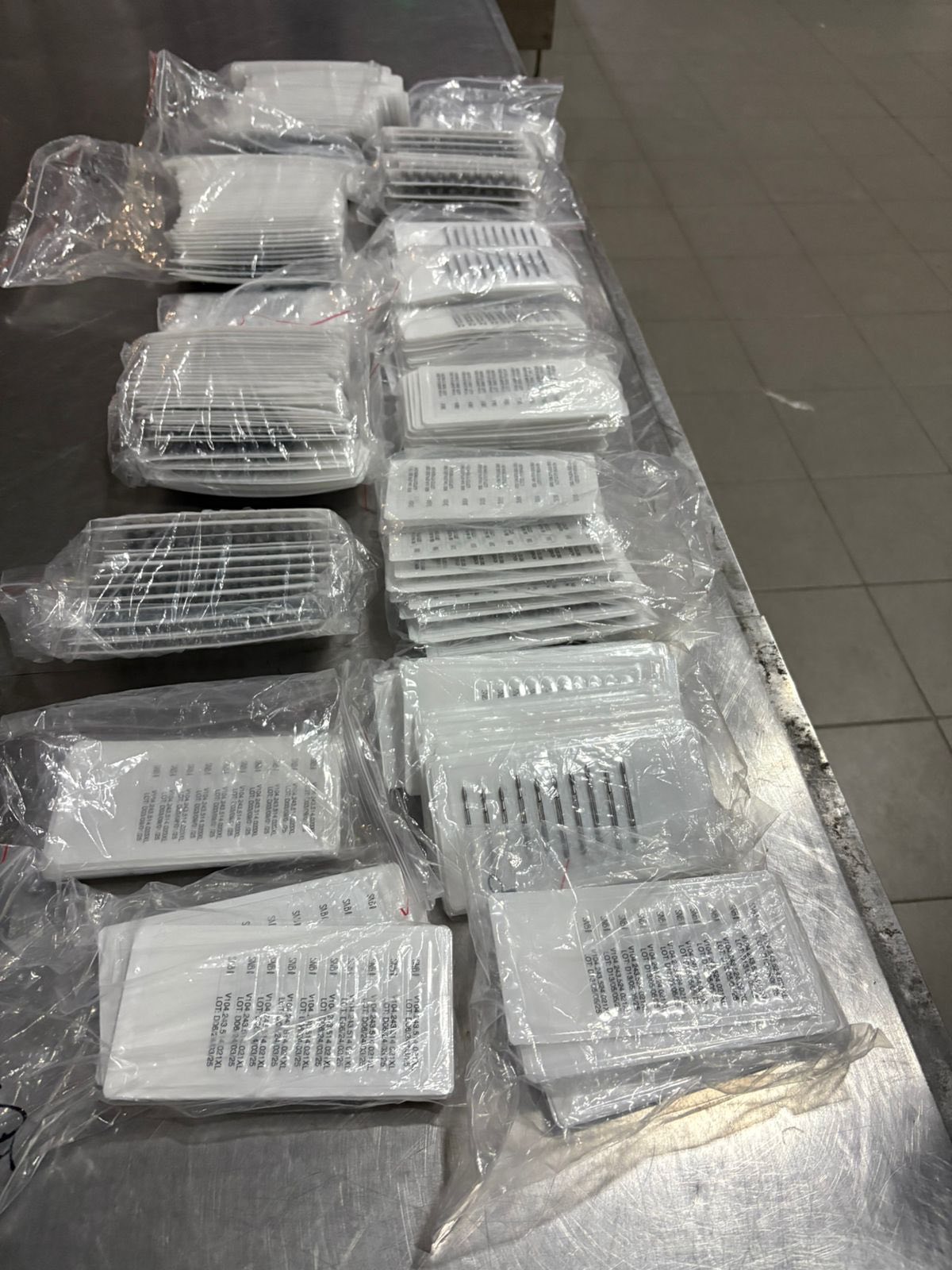 Новини Тернополя - фото з Фрези у валізі на 1,7 мільйона: на кордоні затримали тернополянку з нелегальним товаром