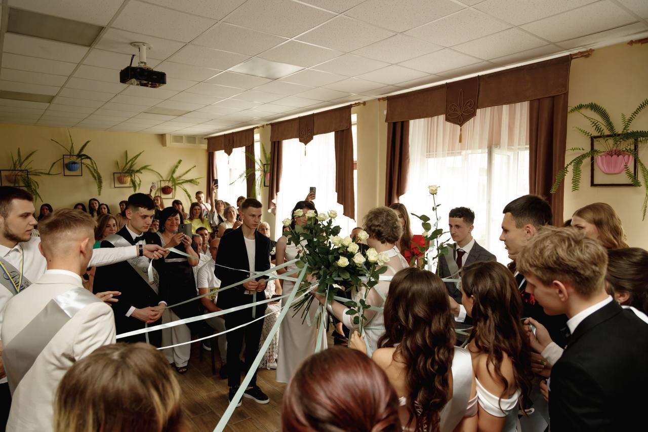 Новини Тернополя - фото з Тернопільські випускники прощаються зі школою: зібрали для вас фото з різних шкіл міста