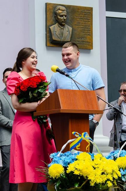 Новини Вінниці - фото з Поліцейський зробив пропозицію випускниці просто на сцені медуніверситету