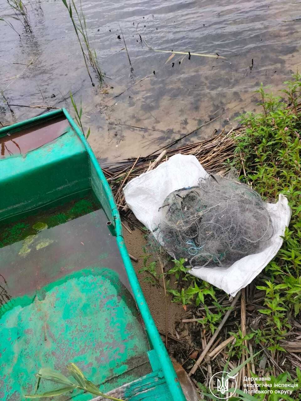 Новини Житомира - фото з За останні вихідні на Житомирщині екоінспектори виявили чотирьох порушників правил рибальства та врятували рибу з браконьєрської сітки
