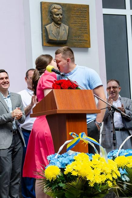 Новини Вінниці - фото з Поліцейський зробив пропозицію випускниці просто на сцені медуніверситету