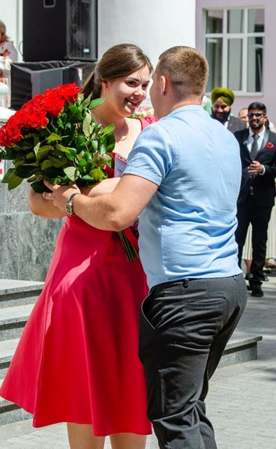 Новини Вінниці - фото з Поліцейський зробив пропозицію випускниці просто на сцені медуніверситету