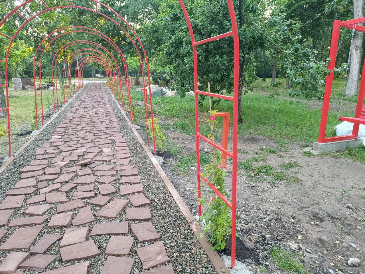 Новини Тернополя - фото з Встановили арки та висадили троянди: який вигляд має японський сад у Сопільче