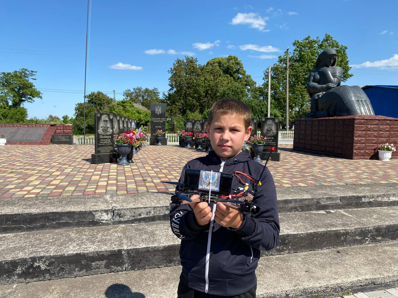 Новини Вінниці - фото з «Щоб не робив, бачу пораненого сина»: 14 дронів з іменами Героїв полетіли до бійців «Азову»