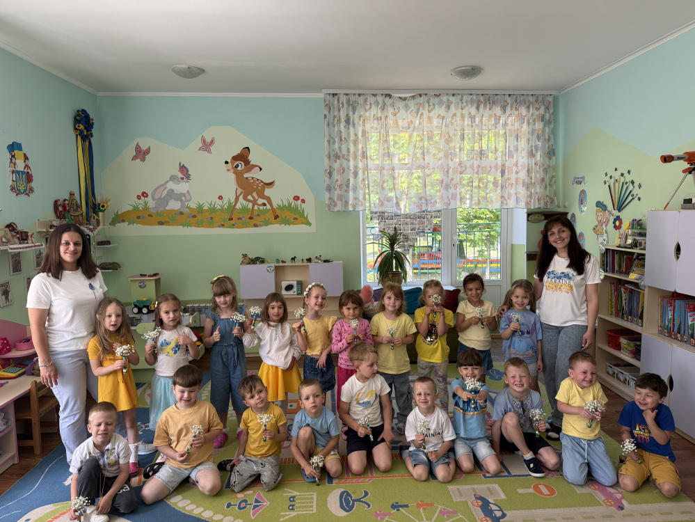 З гільз «проросли» квіти: у Тернополі діти створювали «вазочки надії»