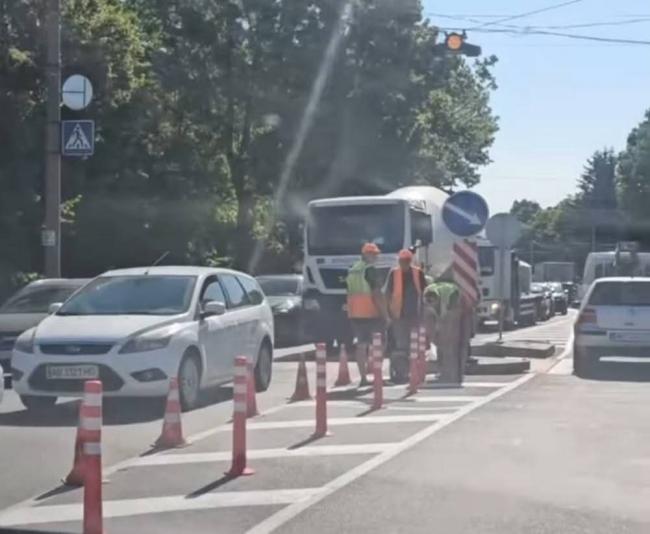 Новини Вінниці - фото з Заборонений лівий: на Хмельницькому шосе встановили обмежувальні стовпчики