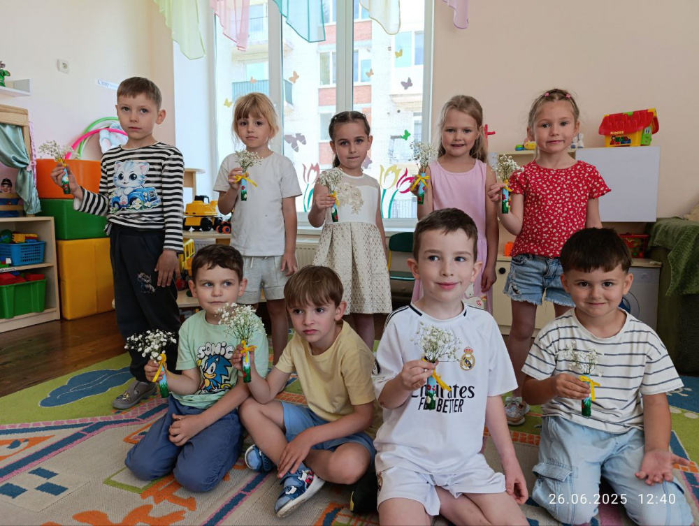 З гільз «проросли» квіти: у Тернополі діти створювали «вазочки надії»
