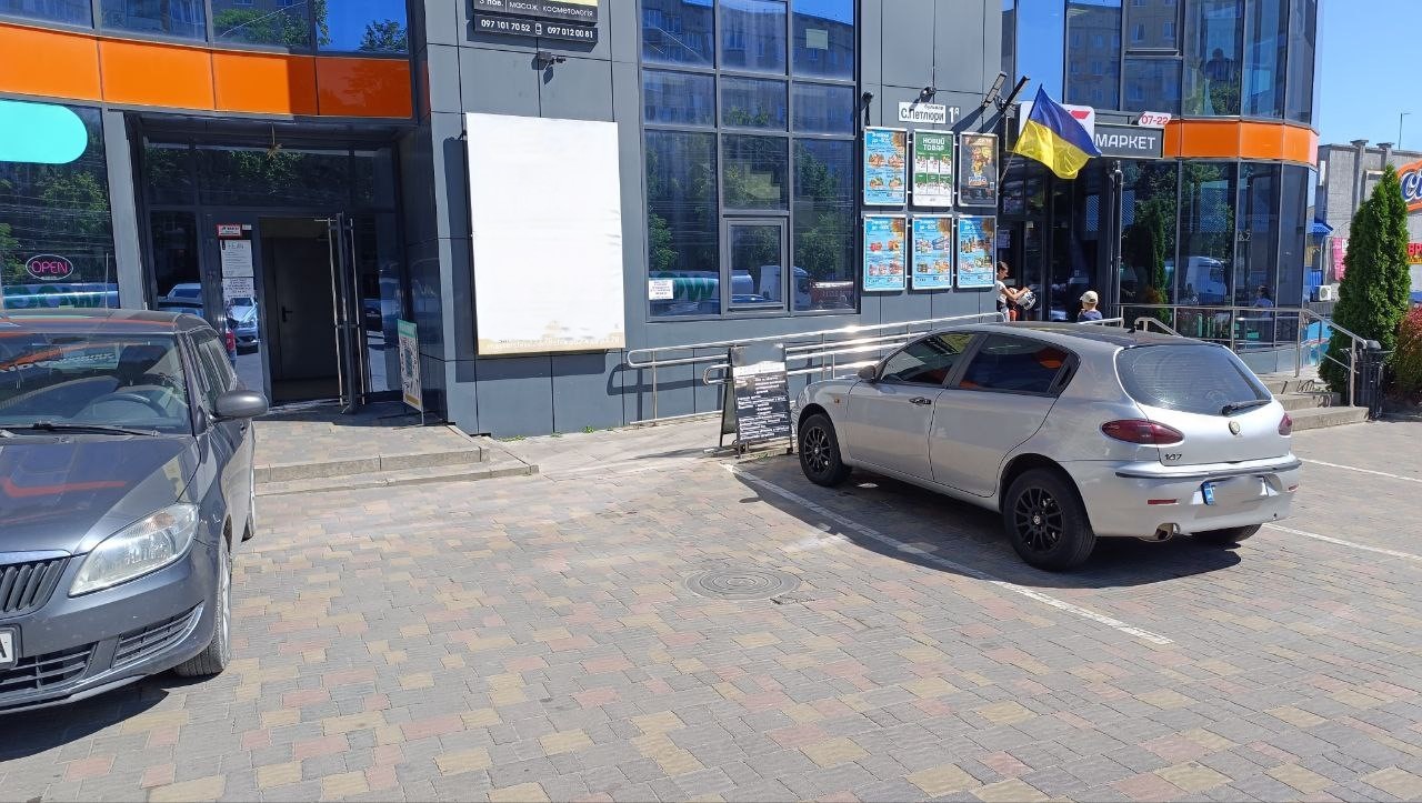Новини Тернополя - фото з Автівка припаркувалась біля пандуса і обмежила рух? Що робити у такому випадку