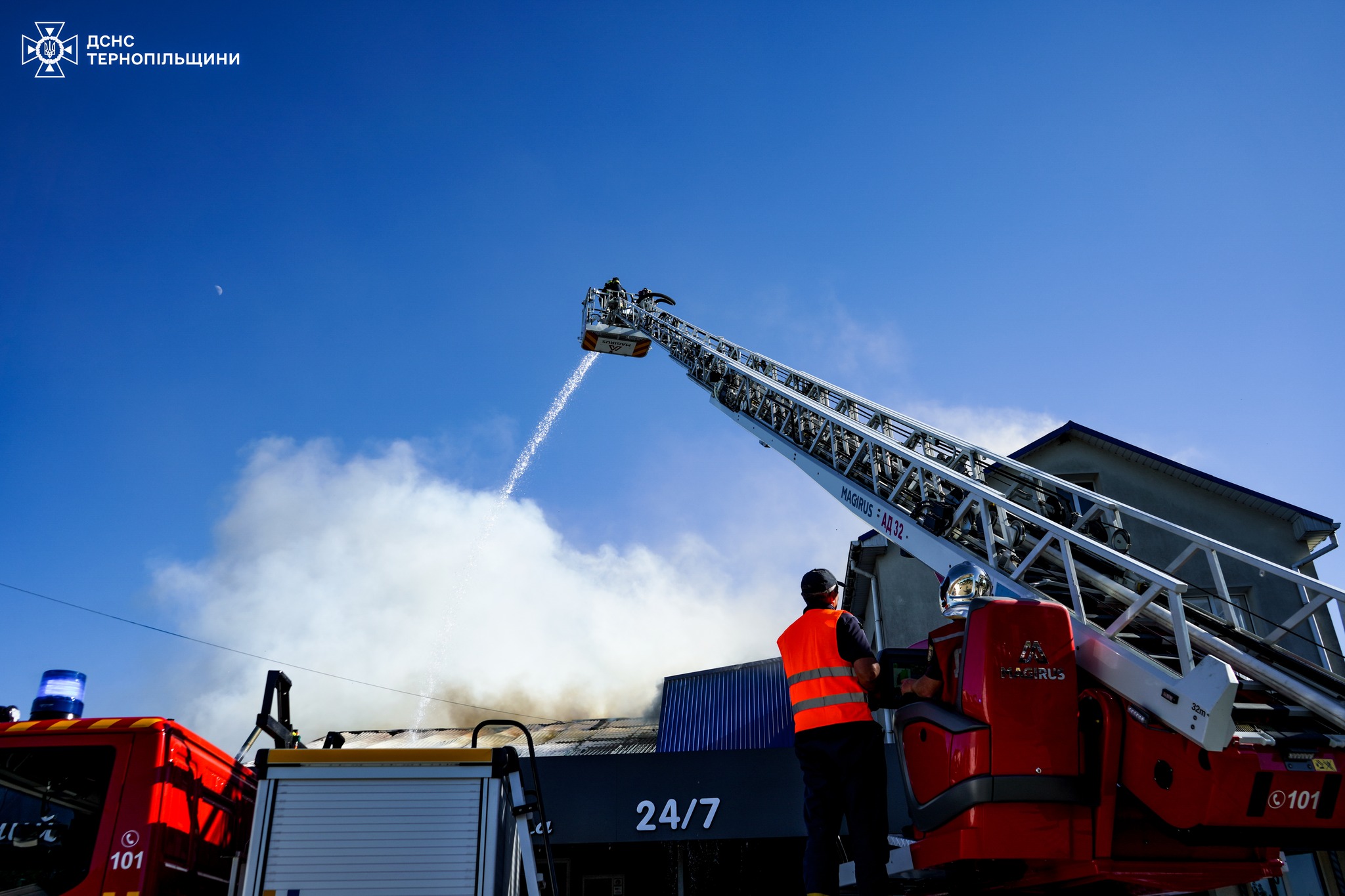 Новини Тернополя - фото з Рятувальники показали відео пожежі в Бучацькій хлібопекарні: горіло 400 квадратів