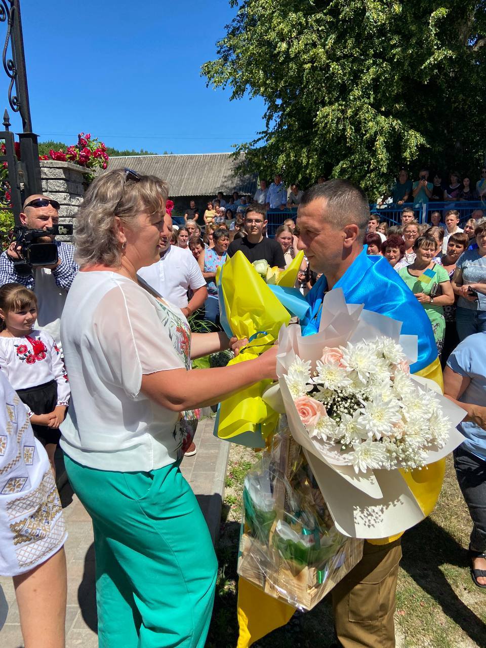 Героя дочекались вдома: у Залозецькій громаді зустріли Віталія Заморського, який повернувся з полону
