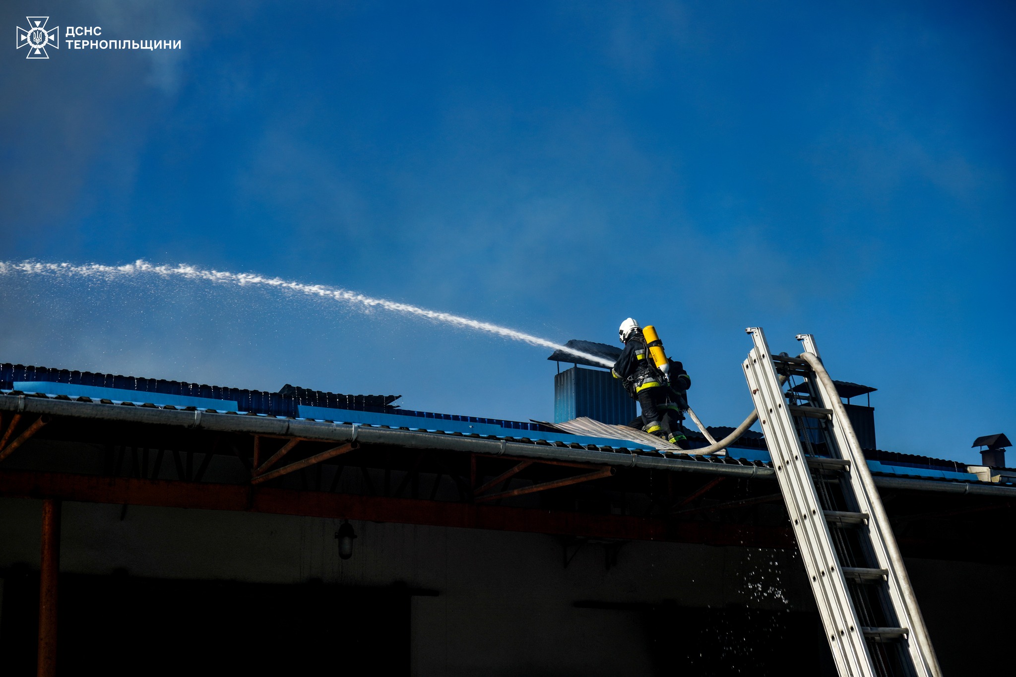Новини Тернополя - фото з Рятувальники показали відео пожежі в Бучацькій хлібопекарні: горіло 400 квадратів