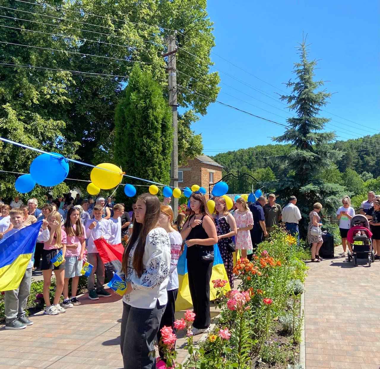Героя дочекались вдома: у Залозецькій громаді зустріли Віталія Заморського, який повернувся з полону
