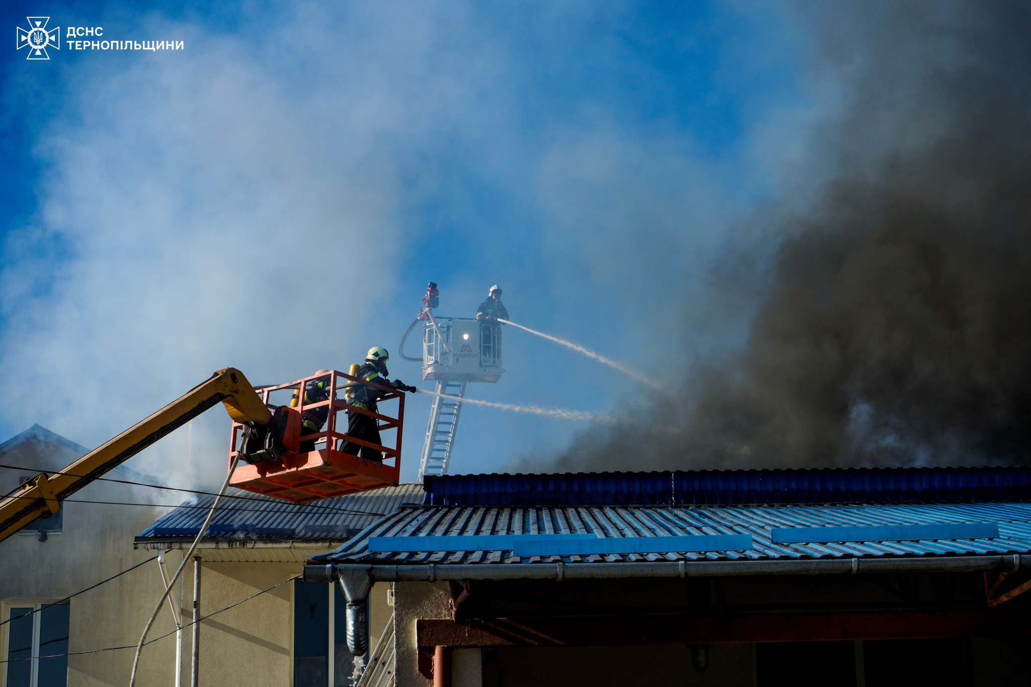 Новини Тернополя - фото з Рятувальники показали відео пожежі в Бучацькій хлібопекарні: горіло 400 квадратів