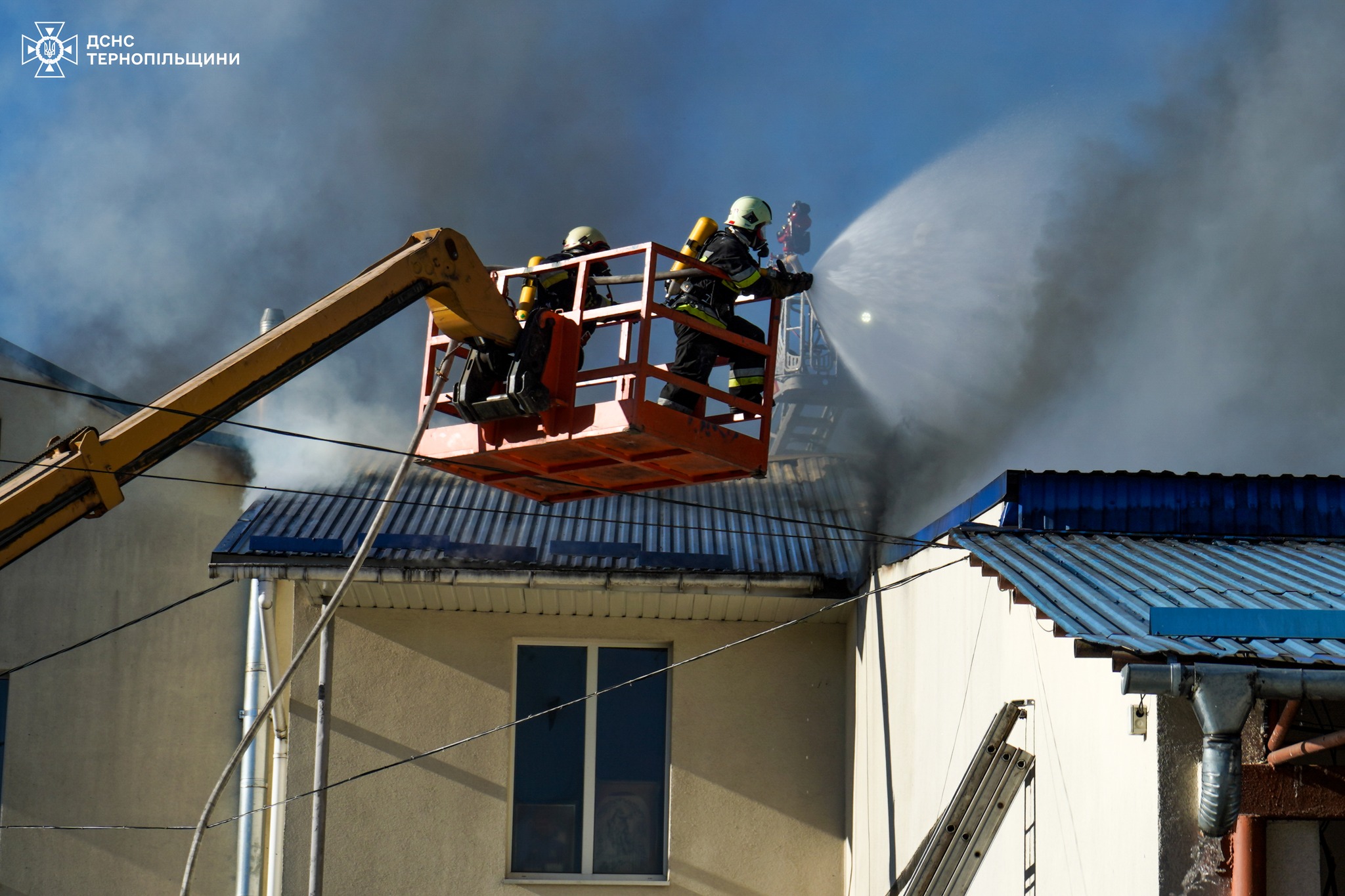 Новини Тернополя - фото з Рятувальники показали відео пожежі в Бучацькій хлібопекарні: горіло 400 квадратів