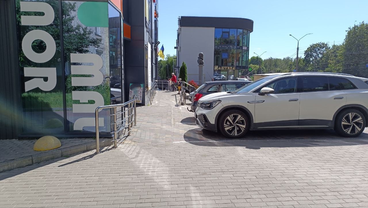 Новини Тернополя - фото з Автівка припаркувалась біля пандуса і обмежила рух? Що робити у такому випадку