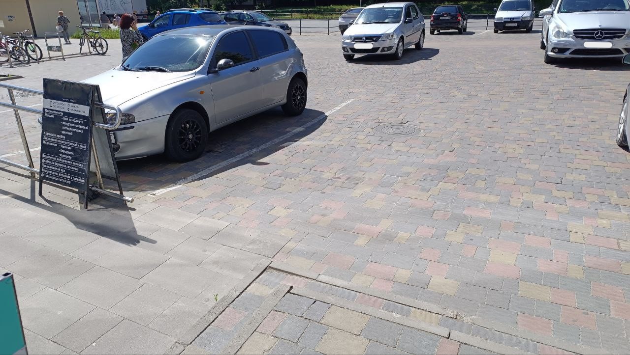 Новини Тернополя - фото з Автівка припаркувалась біля пандуса і обмежила рух? Що робити у такому випадку