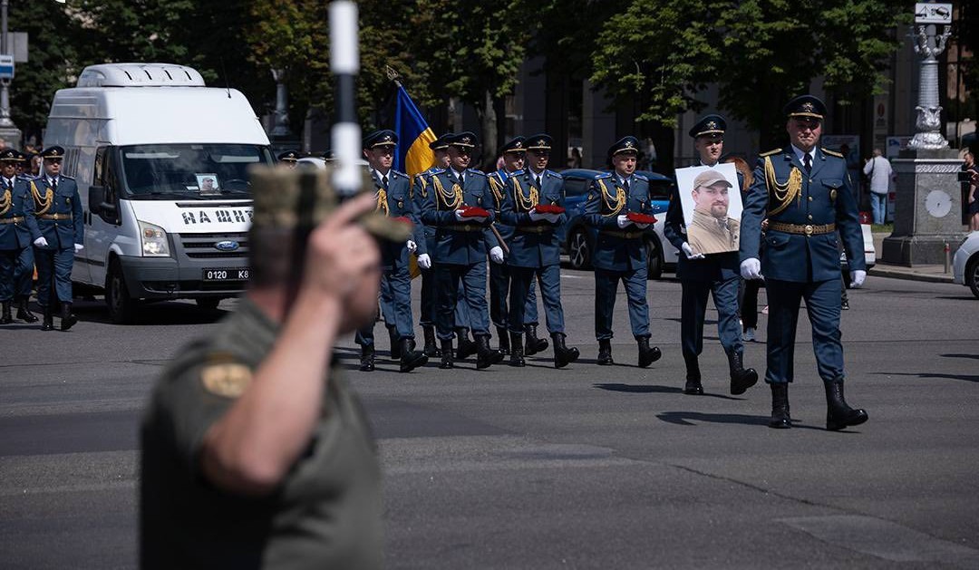 Новини Вінниці - фото з «Казав, що після війни буде частіше приїжджати у Могилівку»: у Києві попрощалися з льотчиком F-16 Максимом Устименком