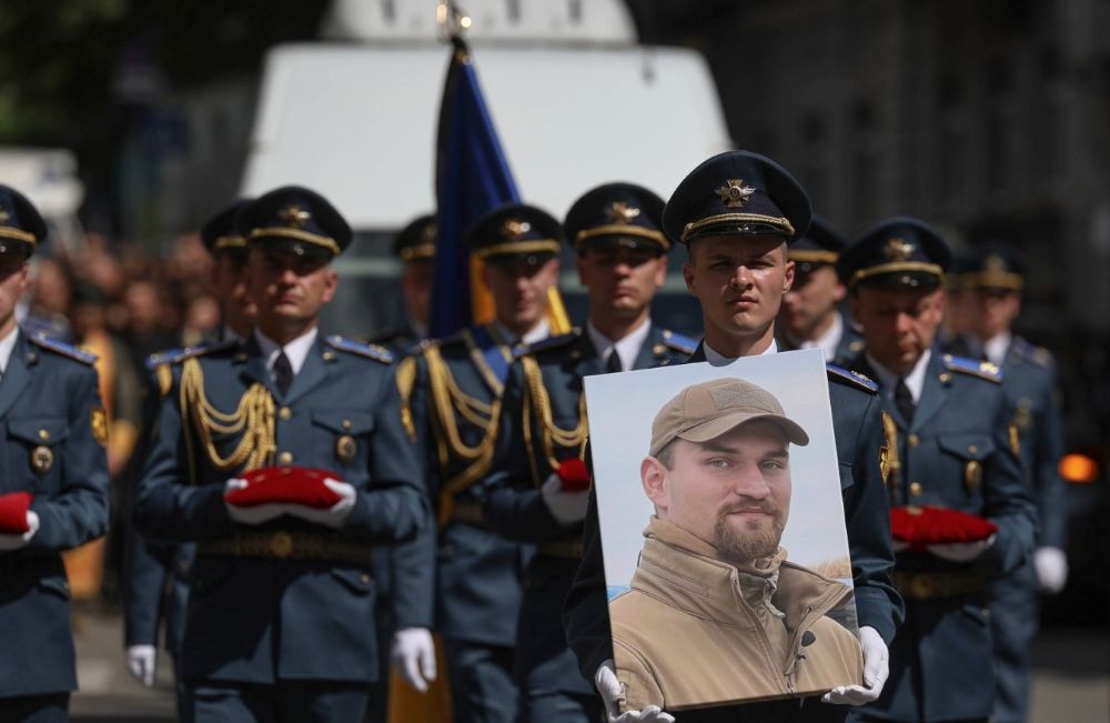 Новини Вінниці - фото з «Казав, що після війни буде частіше приїжджати у Могилівку»: попрощалися з льотчиком F-16 Максимом Устименком