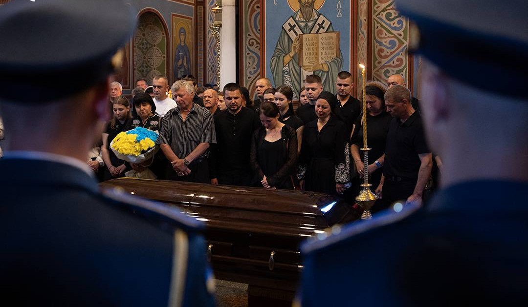 Новини Вінниці - фото з «Казав, що після війни буде частіше приїжджати у Могилівку»: у Києві попрощалися з льотчиком F-16 Максимом Устименком