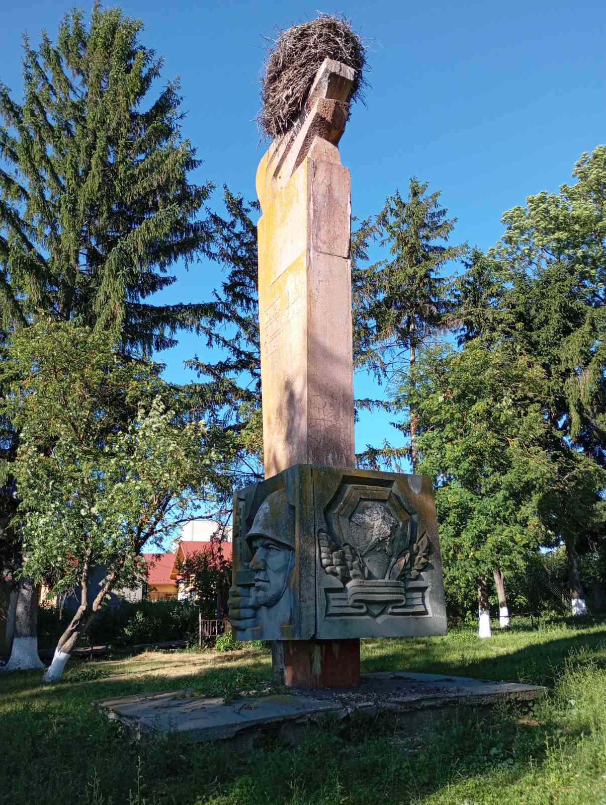 Новини Тернополя - фото з На обеліску радянського солдата на Тернопільщині загніздилися лелеки. Чому пам’ятник не зносять?