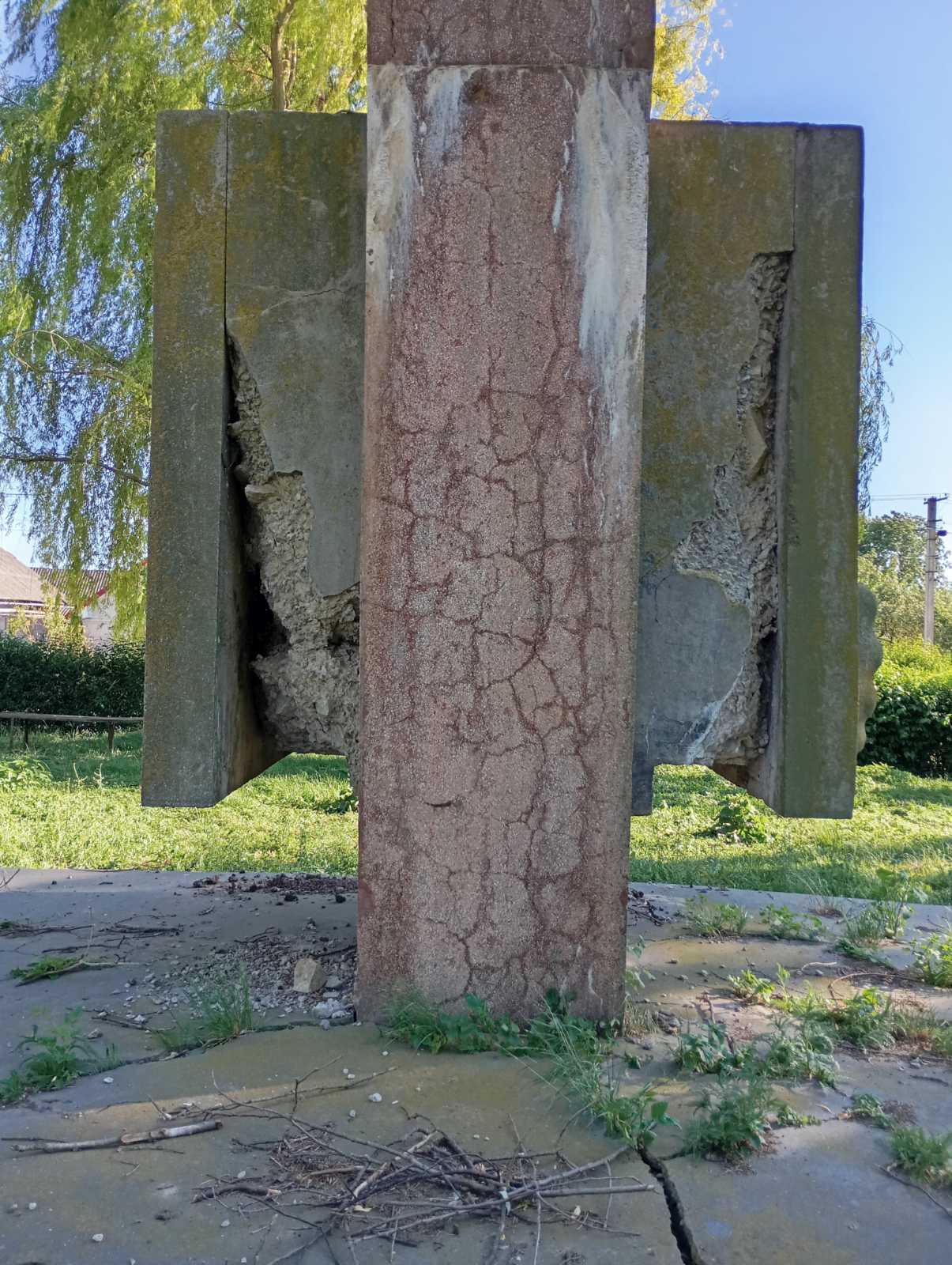 Новини Тернополя - фото з На обеліску радянського солдата на Тернопільщині загніздилися лелеки. Чому пам’ятник не зносять?
