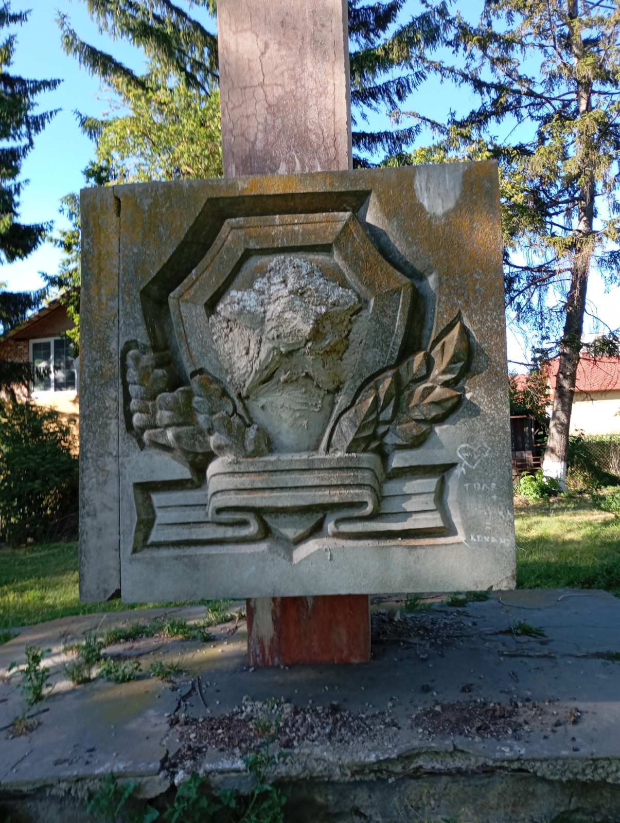 Новини Тернополя - фото з На обеліску радянського солдата на Тернопільщині загніздилися лелеки. Чому пам’ятник не зносять?