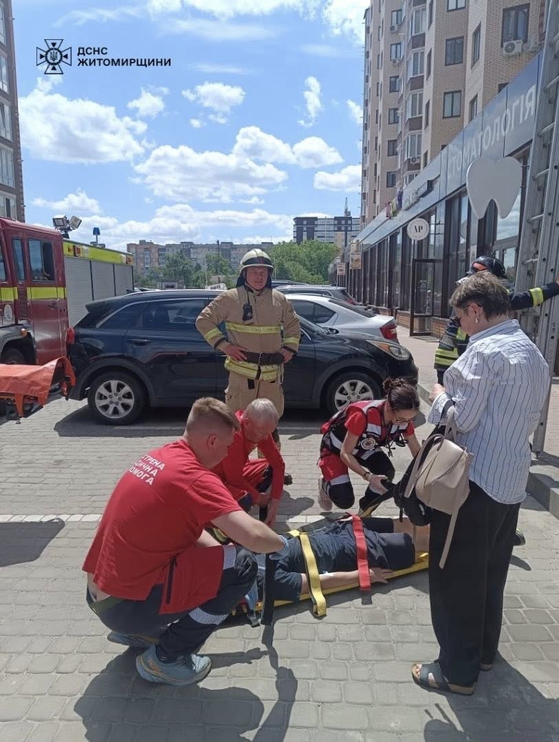 Новини Житомира - фото з Бійці ДСНС врятували підлітка, який опинився на даху прибудови