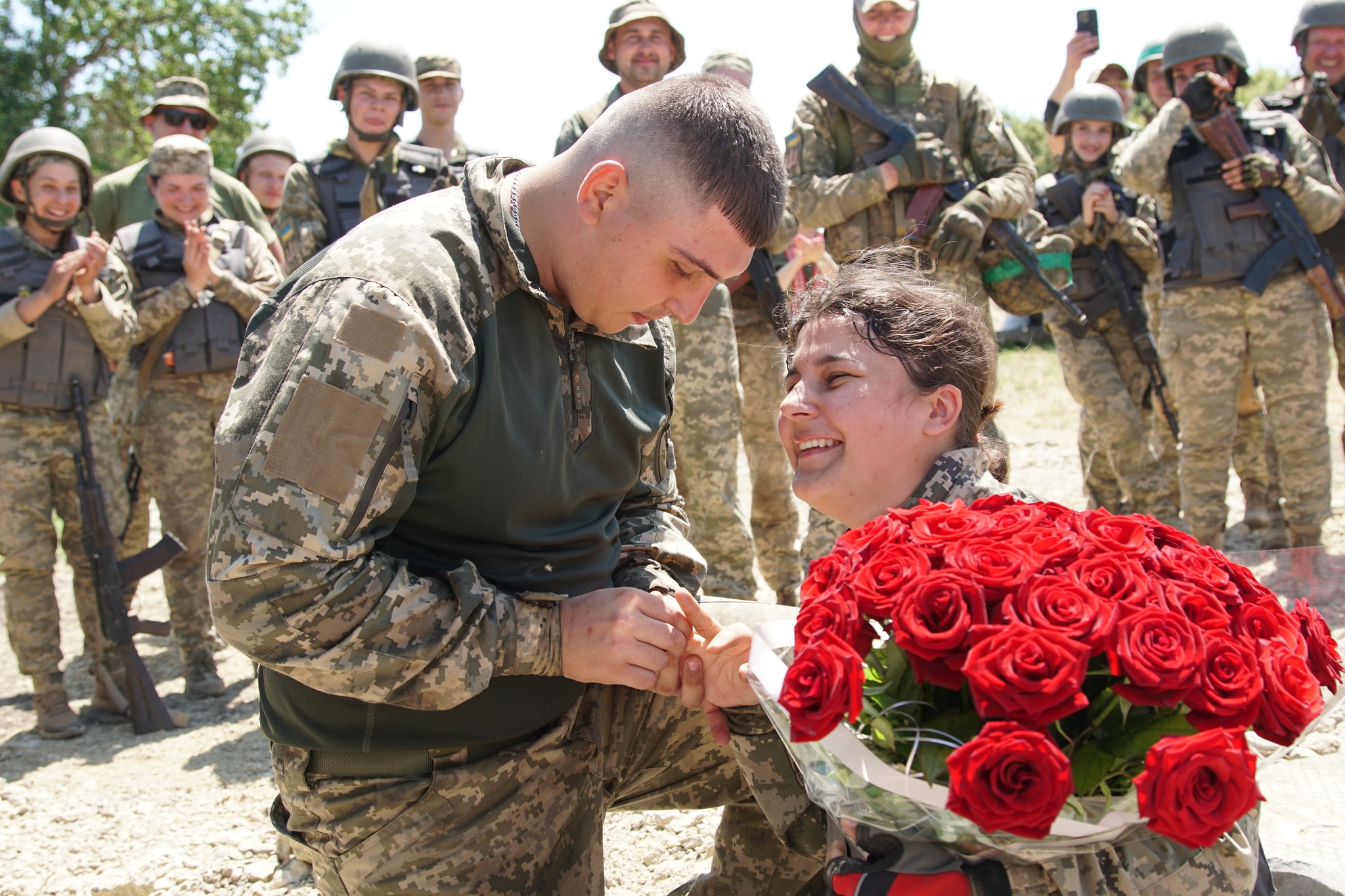 Новини Хмельницького - фото з На Хмельниччині курсант освідчився коханій на полігоні