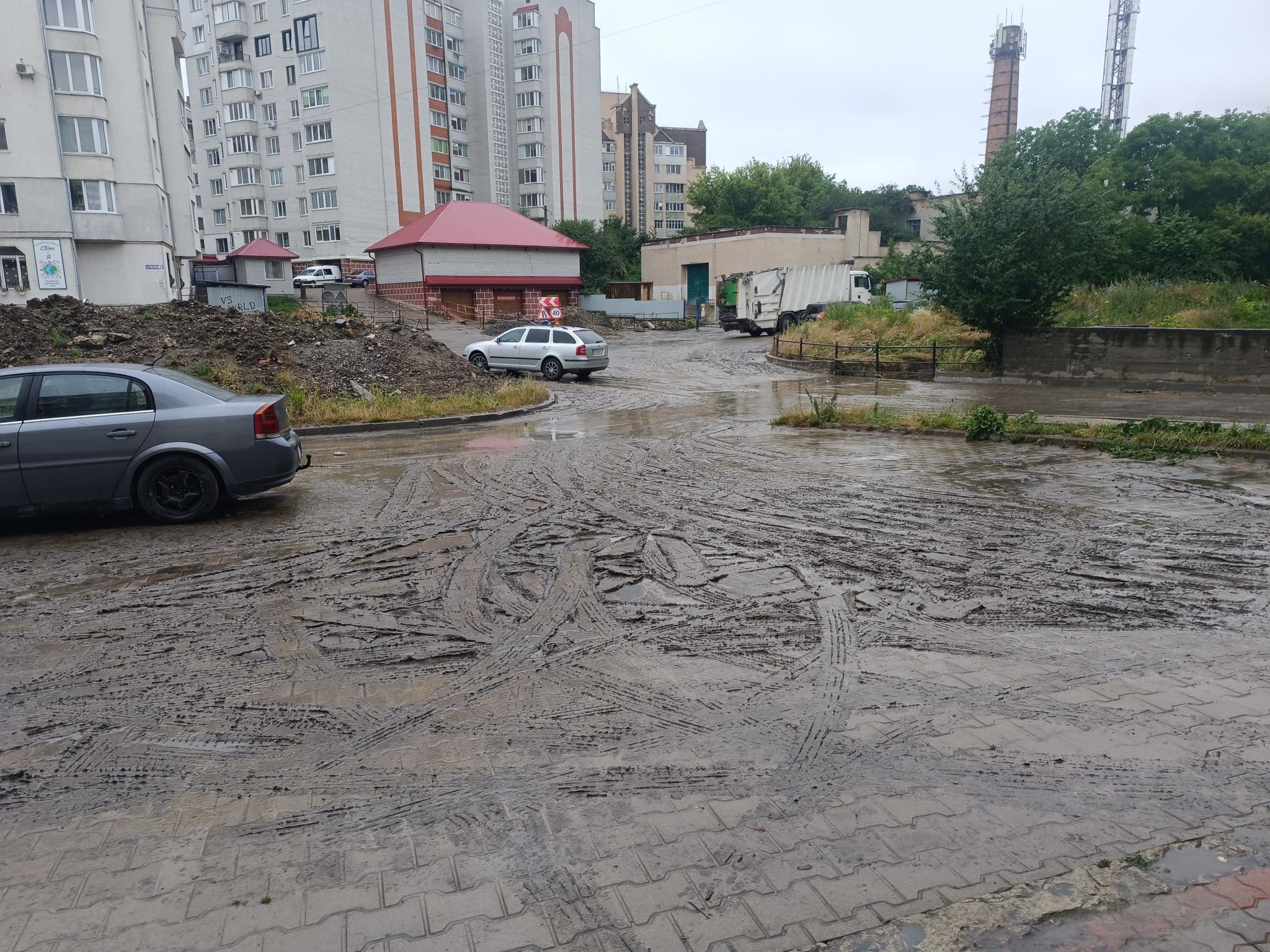 Новини Тернополя - фото з Затопило цокольні приміщення, двір перетворився на болото: наслідки підтоплення на Галицькій