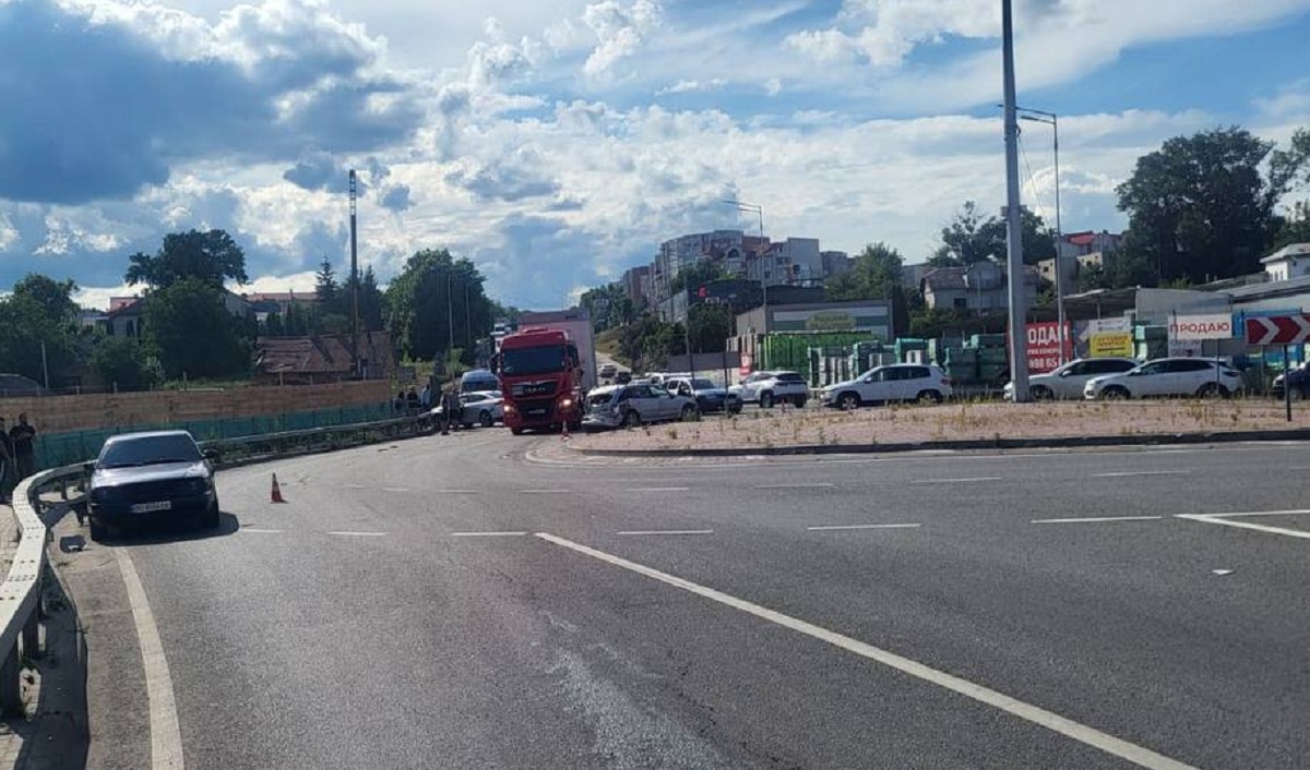 Новини Тернополя - фото з На Петриківському кільці масштабна ДТП. Рух ускладнений (ОНОВЛЮЄТЬСЯ)
