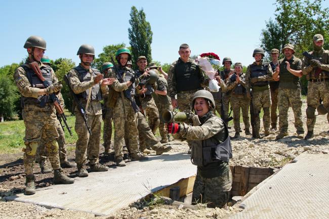 Новини Вінниці - фото з Під час навчань на військовому полігоні 21-річний курсант зробив романтичну пропозицію коханій