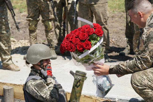 Новини Вінниці - фото з Під час навчань на військовому полігоні 21-річний курсант зробив романтичну пропозицію коханій