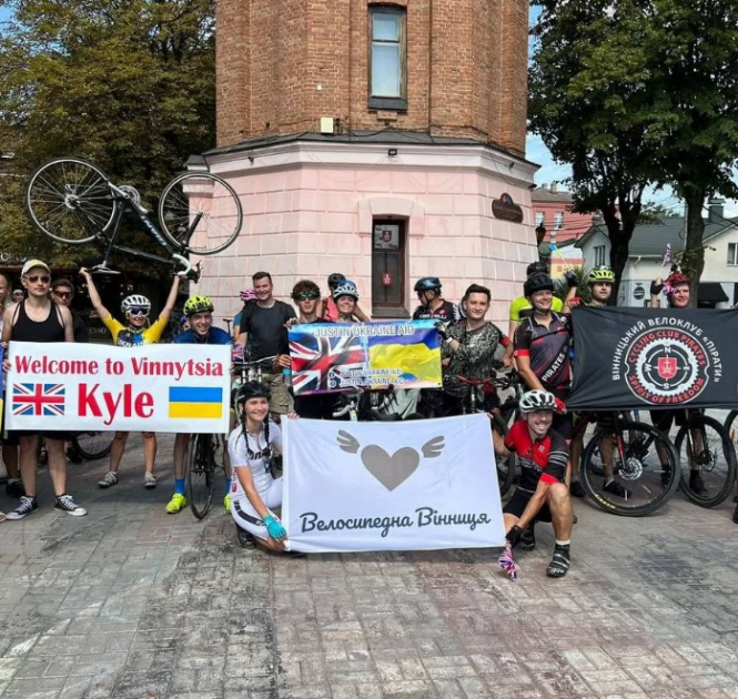 Новини Вінниці - фото з Британець Кайл Спрінг знову у Вінниці: завершив велопробіг через Європу заради дітей України